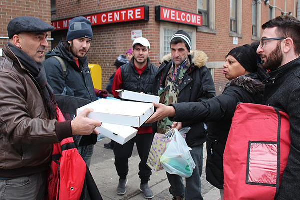 Kanada'da Türk pizzacıdan evsizlere yardım