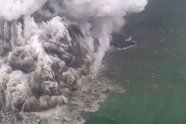 Tsunamiye neden olan yanardağın havadan görüntüsü