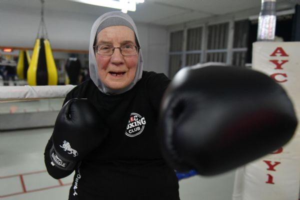 72 yaşındaki Naciye teyze hastalığından dolayı boksa başladı