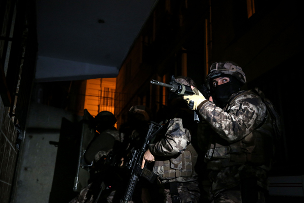 Özel harekattan uyuşturucu tacirlerine şafak baskını