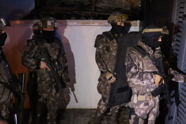 İstanbul polisinden şafak baskını