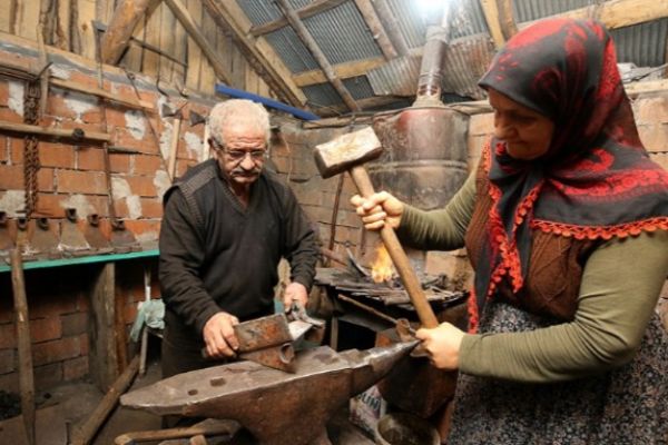 48 senedir eşiyle örste demir dövüyor