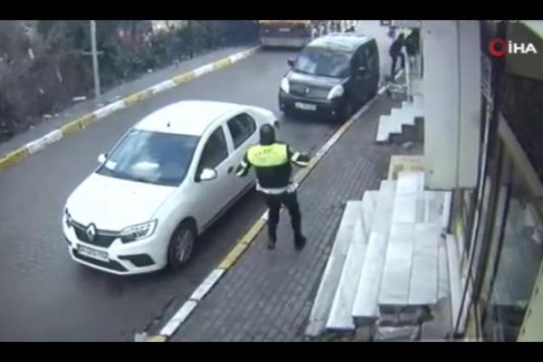 Polisin hırsızı kovalama anı güvenlik kamerasında