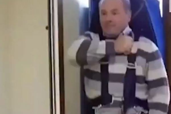 Bu çantayla bin metre yükseklikten atlanıyor