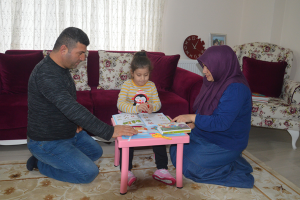 Skolyoz hastası kızlarının tedavisi için yardım bekliyorlar