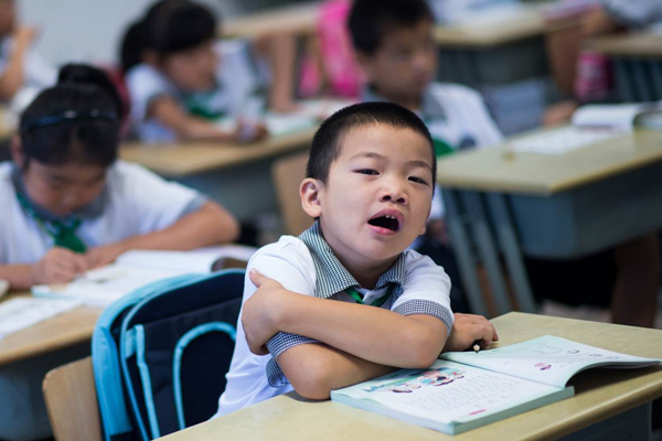 Çin'de öğrenciler çipli üniformayla takip ediliyor