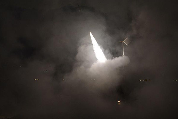 İsrail, Suriye'den atılan uçaksavar füzesinin vurulduğunu duyurdu