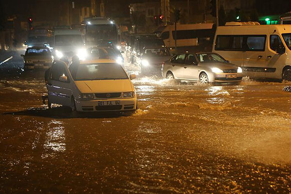 Adana'da sağanak nedeniyle araçlar yolda kaldı