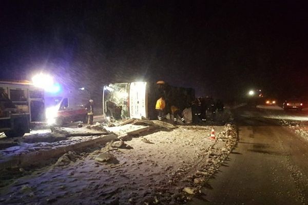 Kırşehir'de yolcu otobüsü kaza yaptı, ölü ve yaralılar var