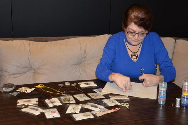 Engeline rağmen yaptığı tasarımlarla geçimini sağlıyor