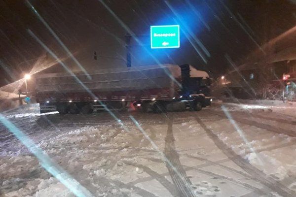 Kar nedeniyle Konya yolları trafiğe kapalı