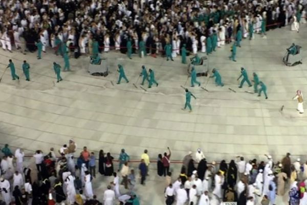 Kabe'nin temizliği ilginç bir şekilde yapılıyor