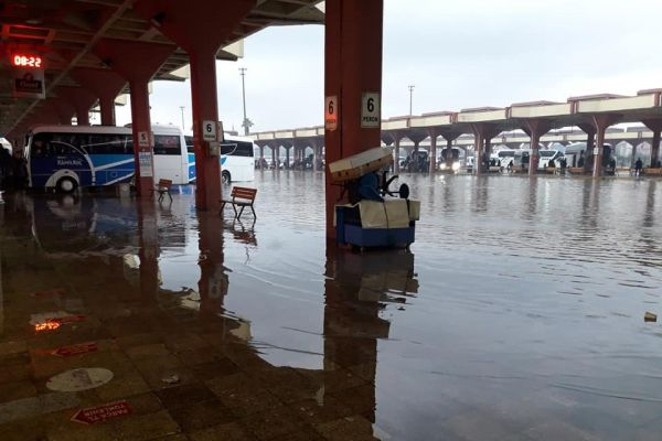 Adana'da otogarı su bastı