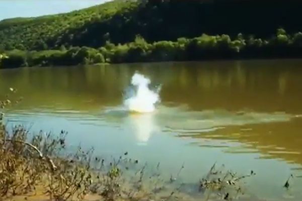 Sodyum metalini nehire atınca bakın ne oluyor.