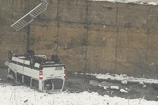 Trabzon Maçka'da minibüs dereye devrildi