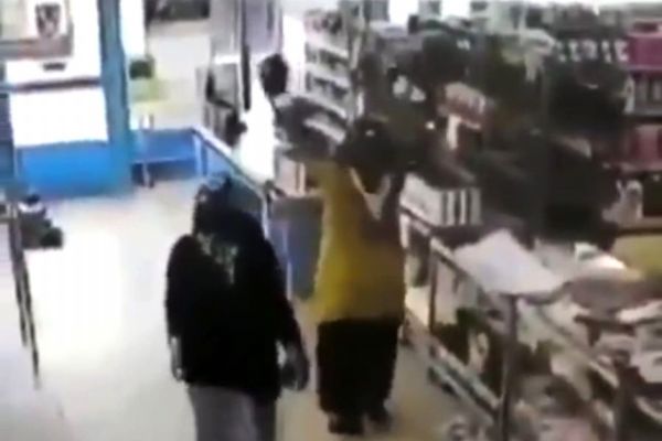 Kadınların marketteki boks maçı, izleyenleri güldürdü