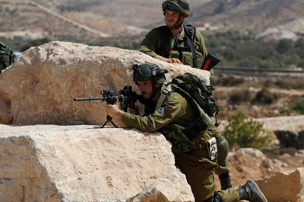 Siyonist İsrail 5 Filistinliyi gözaltına aldı