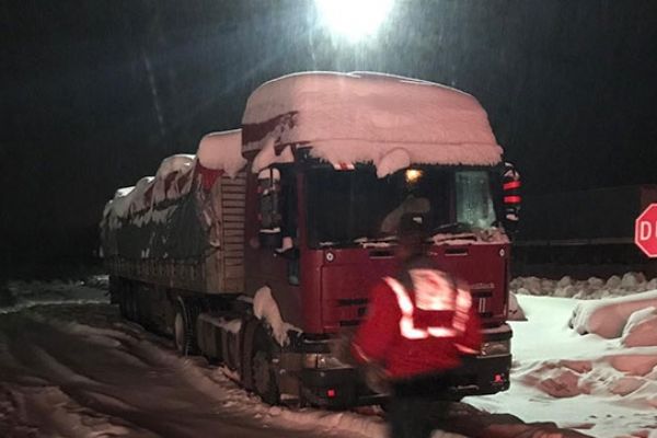 Zinciri olmayan sürücüler yollarda kaldı