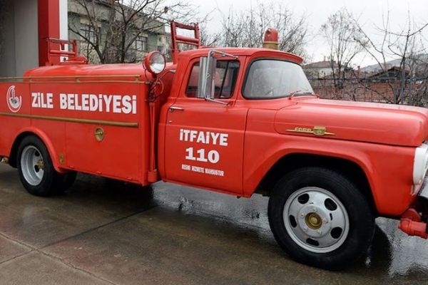 62 yıllık itfaiye aracını ilk günkü orijinalliğiyle koruyor