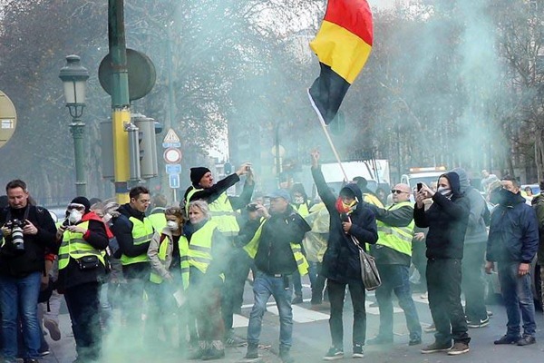 Belçika'da 'sarı yeleklilerden' yol kapatma eylemi