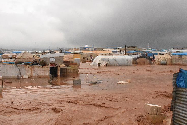 Suriye'de sığınmacı kamplarını vuran selde 25 bin sivil çadırsız kaldı