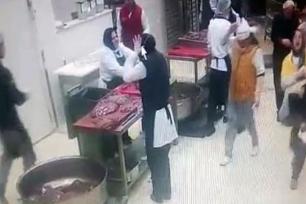 Stajyer öğrencinin kolunu kıyma makinesine kaptırma anı güvenlik kamerasında