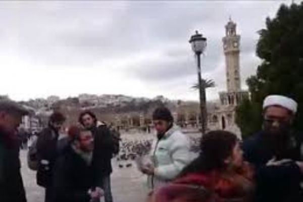 Noel'e karşı broşür dağıtan vatandaşa saldırı