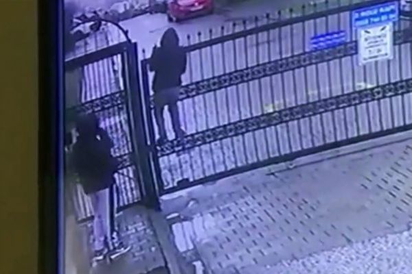 Otomatik kapıya tırmanan çocuk ölümden döndü