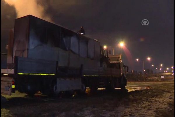 Seyir halindeki TIR'ın dorsesin de yangın