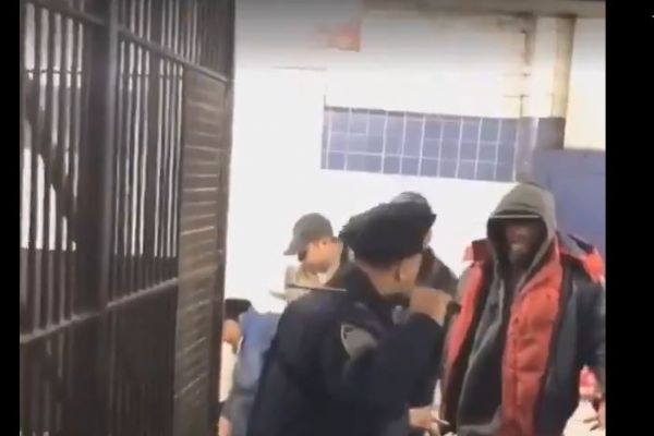 ABD polisi, evsiz adamı tren rayına attı