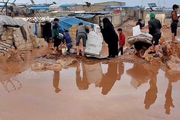 Selin vurduğu Suriyeli sığınmacılar yardım bekliyor