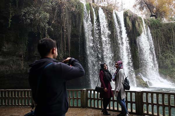 Düden Şelalesi kışın da turistlerin gözdesi