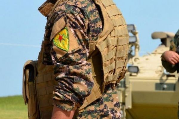 YPG kıyafetiyle çekilen fotoğraf yakalattı