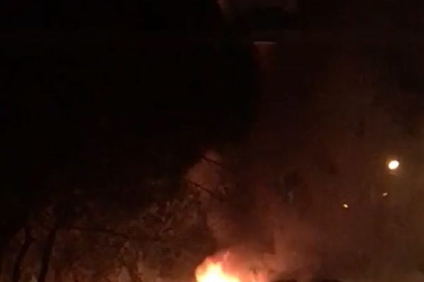 Yanan otomobilden son anda kurtuldu