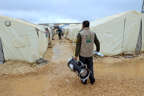 İHH çadır kentte soba dağıttı