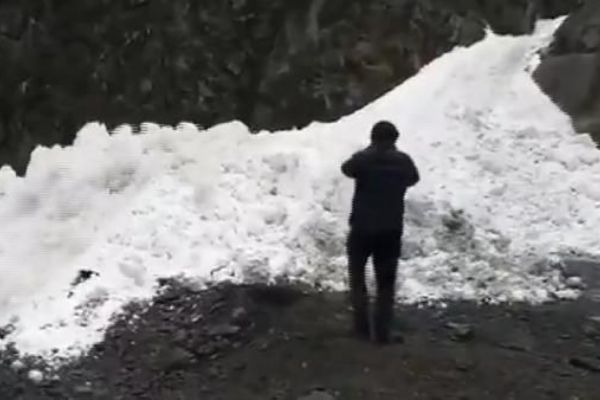 Çığ altında kalan TIR'dan vaktinde çıktı