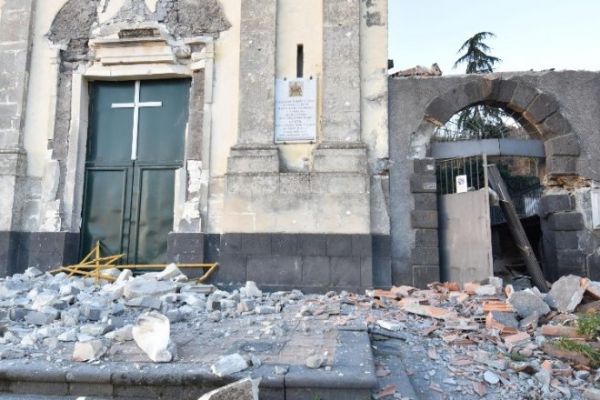 Etna yanardağı patlamasından sonra İtalya'da deprem oldu