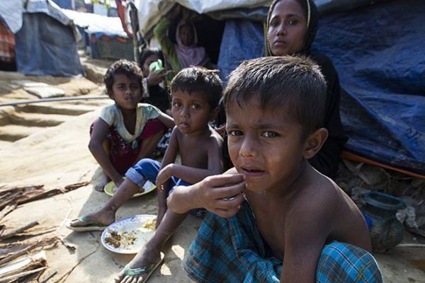 Arakanlı çocuklara yılanla işkence yapıyorlar