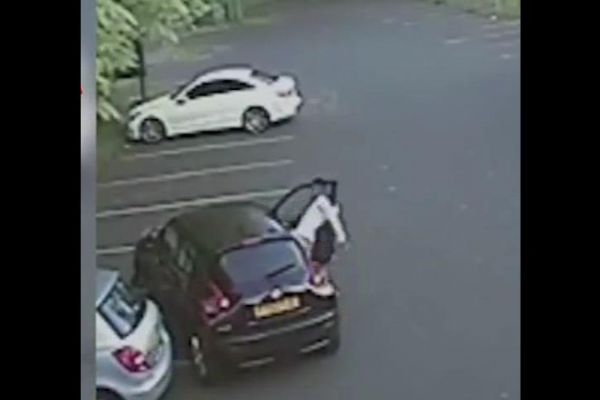 İngiliz futbolcu kız arkadaşını tekme tokat dövdü