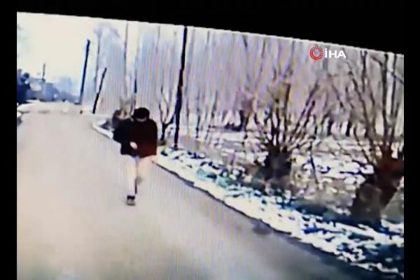 Telefonla oynarken minibüs'ün altında klıyordu