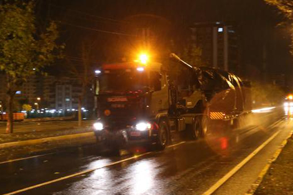 Suriye sınırına askeri sevkiyat sürüyor