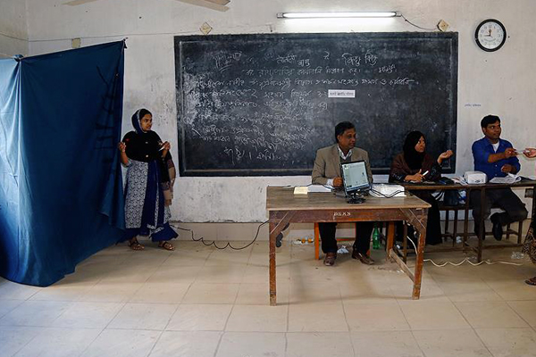 Bangladeş'te kanlı seçim: 10 ölü