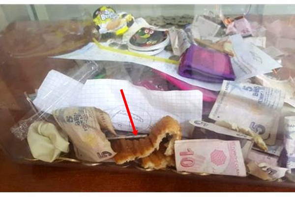 İlkokul öğrencisi, öğle yemeği için aldığı tostu Yemen'e bağışladı