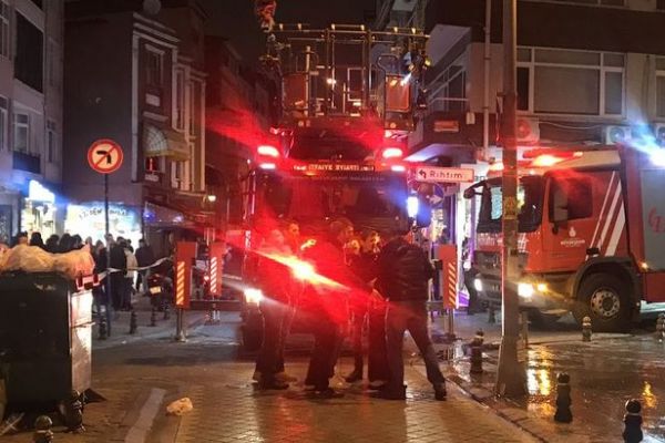 Kadıköy'de mobilya mağazasında yangın