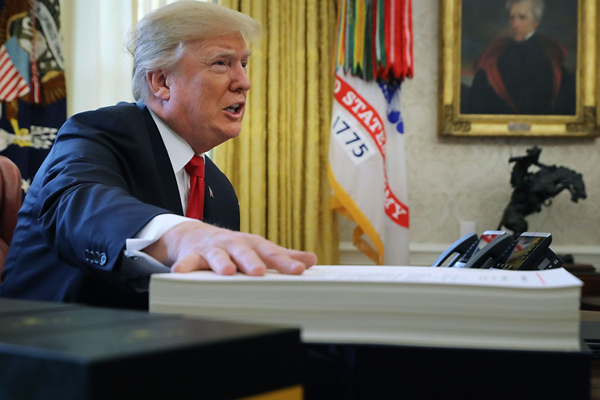 Trump 1,8 milyon çalışanın maaş zamlarını iptal etti