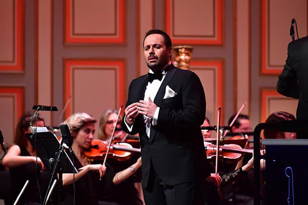 Zeki Müren şarkılarını yorumladığı konserleri beğenilince albüm çıkardı