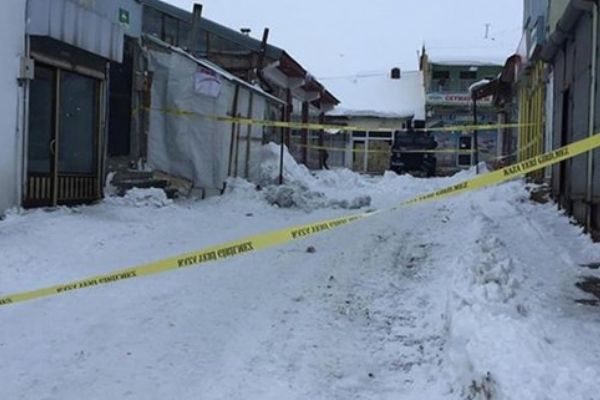 Saçaktan düşen karın altında kalan çocuğu kepçe ezdi