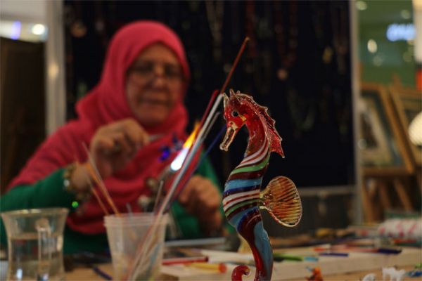 Kırık camlardan sanat eserleri yapıyor