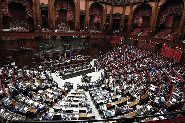 İtalya'nın tartışmalı bütçesi mecliste kabul edildi