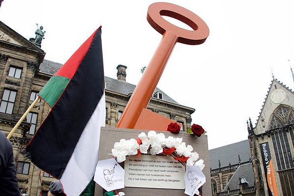 Hollanda'da Filistinlilerin 'Dönüş Anahtarı' anıtı sergilendi